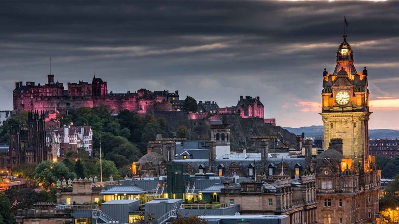 Edinburgh castle and cityscape at night