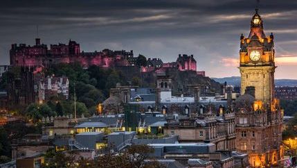 Edinburgh castle and cityscape at night