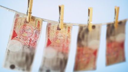 £50 notes peggd to a washing line